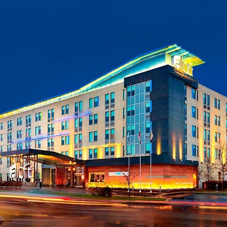 Aloft Montreal Airport Hotel Dorval Bagian luar foto
