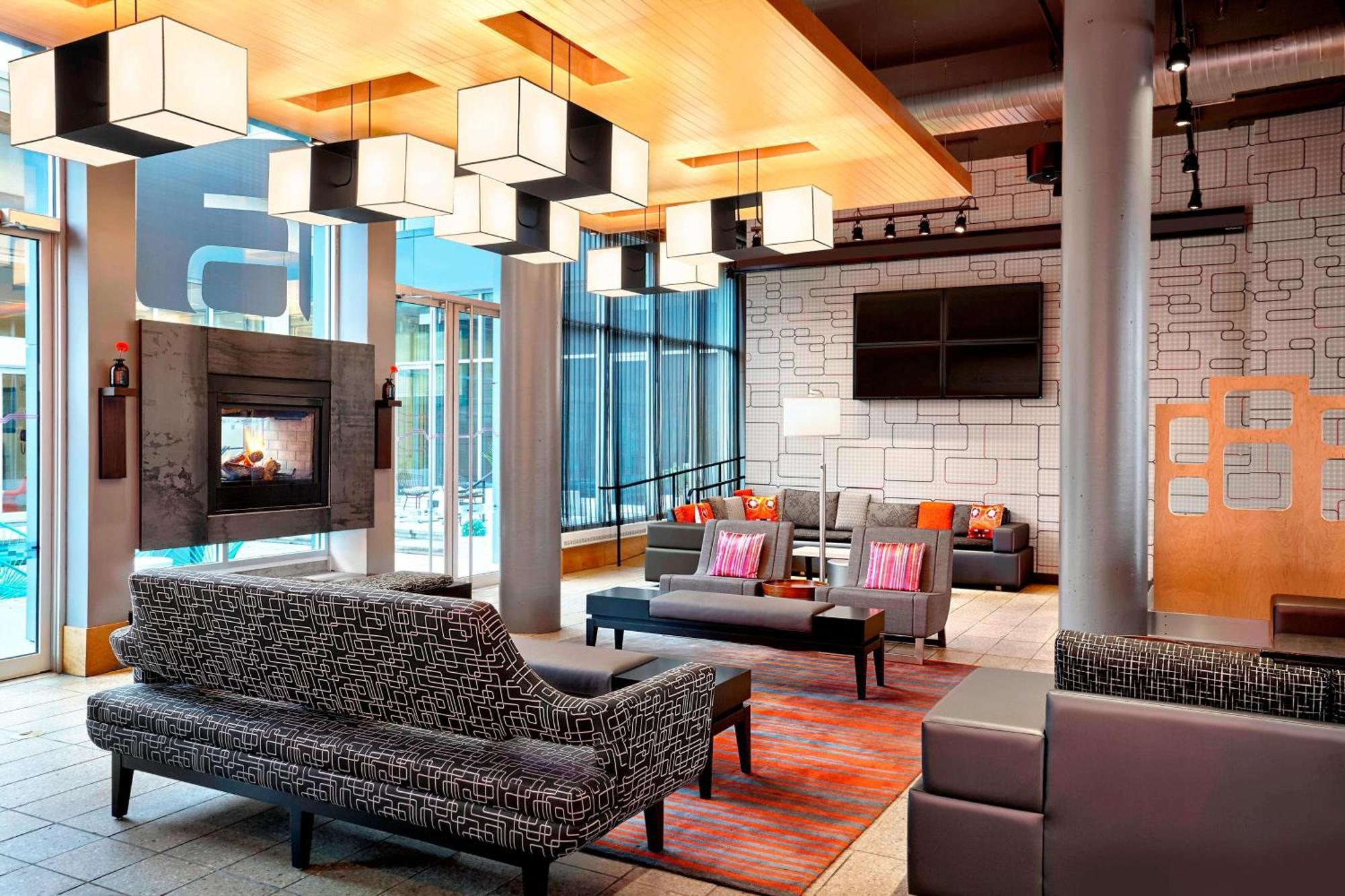 Aloft Montreal Airport Hotel Dorval Bagian luar foto