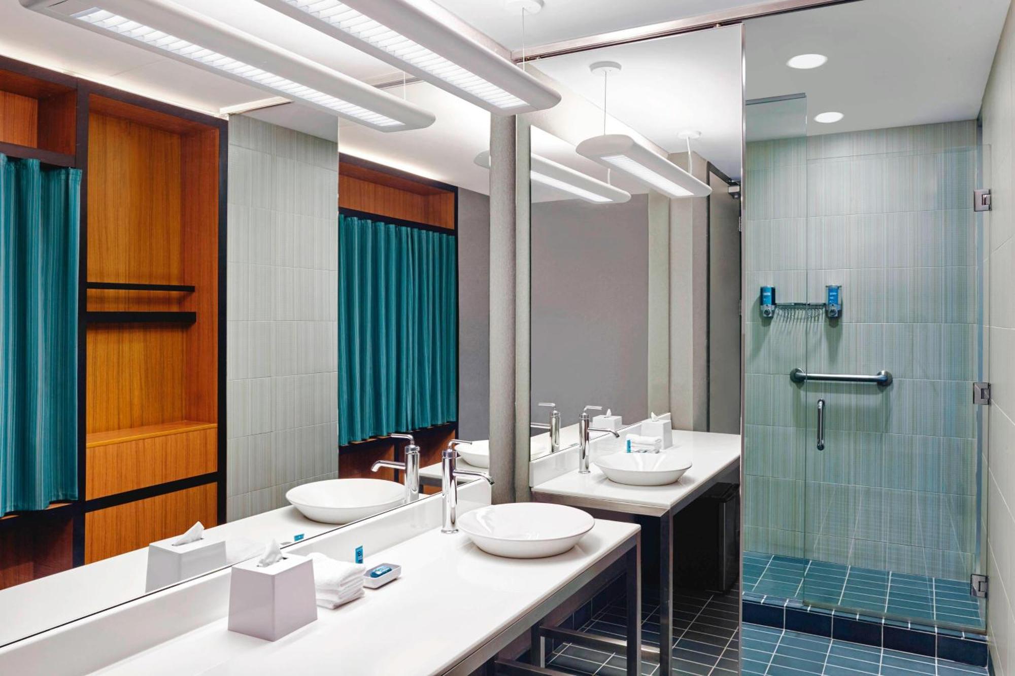Aloft Montreal Airport Hotel Dorval Bagian luar foto