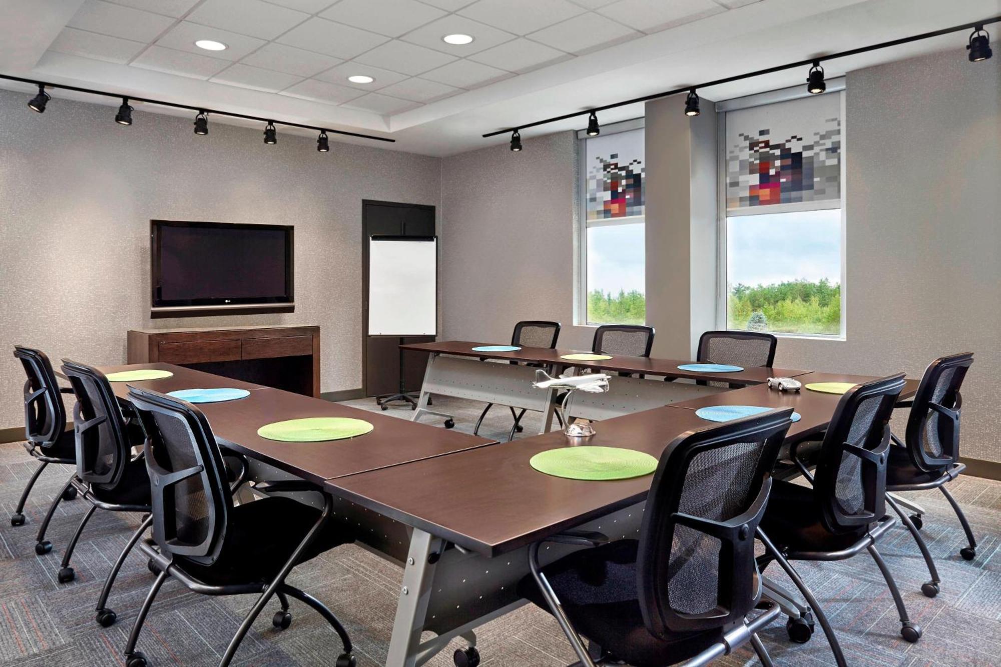 Aloft Montreal Airport Hotel Dorval Bagian luar foto