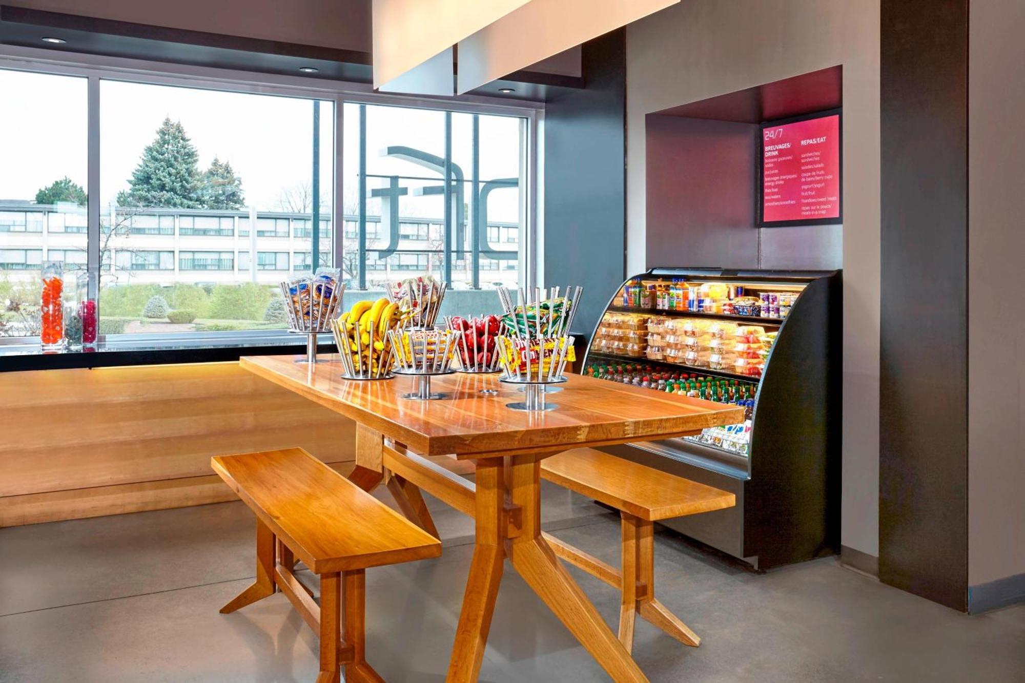 Aloft Montreal Airport Hotel Dorval Bagian luar foto