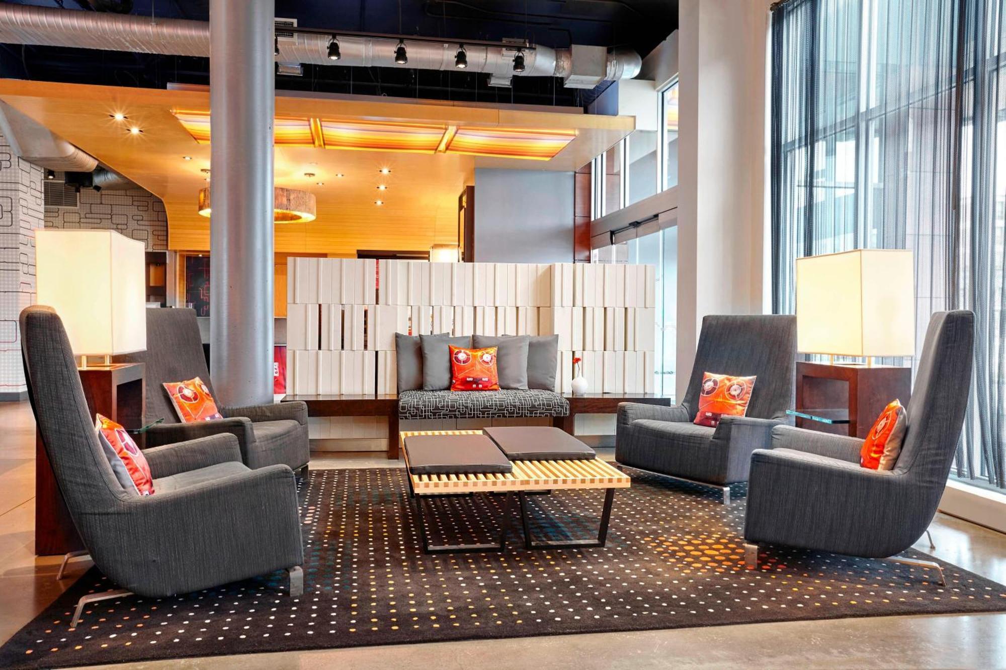 Aloft Montreal Airport Hotel Dorval Bagian luar foto