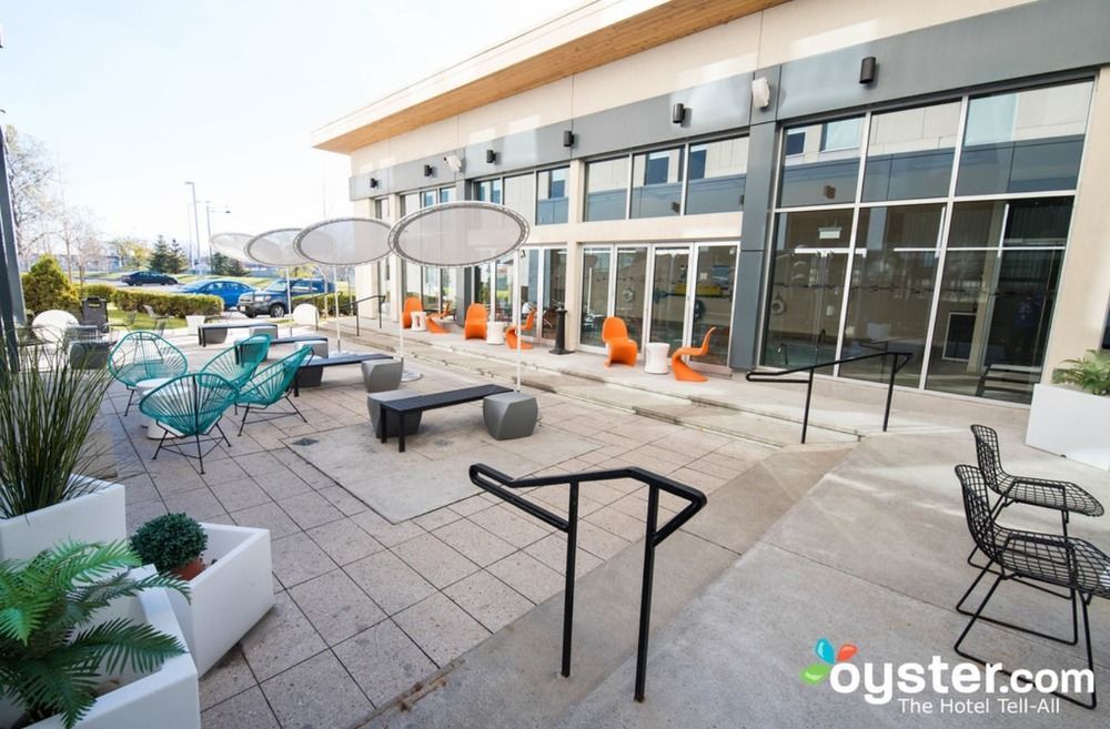 Aloft Montreal Airport Hotel Dorval Bagian luar foto