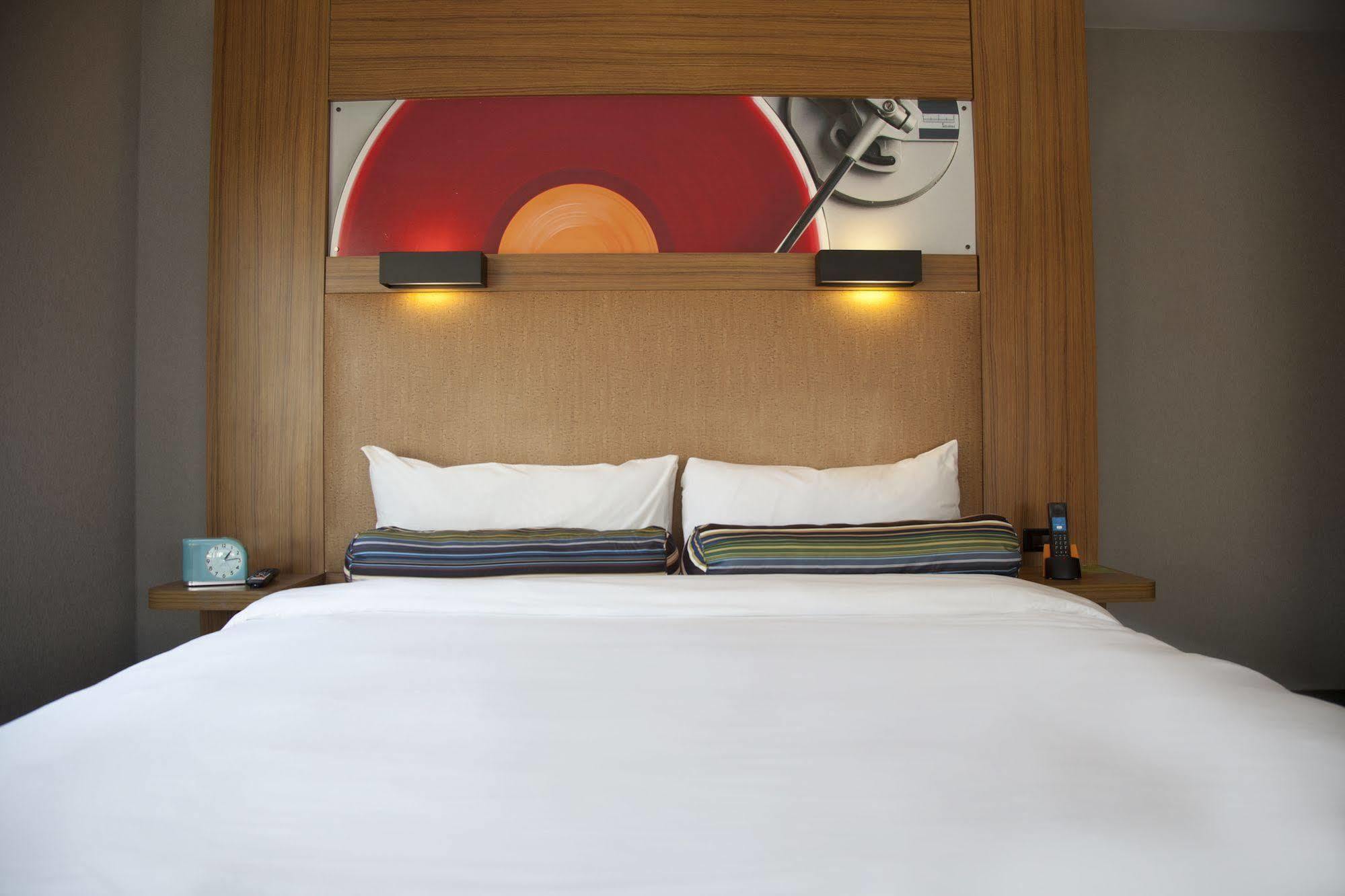 Aloft Montreal Airport Hotel Dorval Bagian luar foto