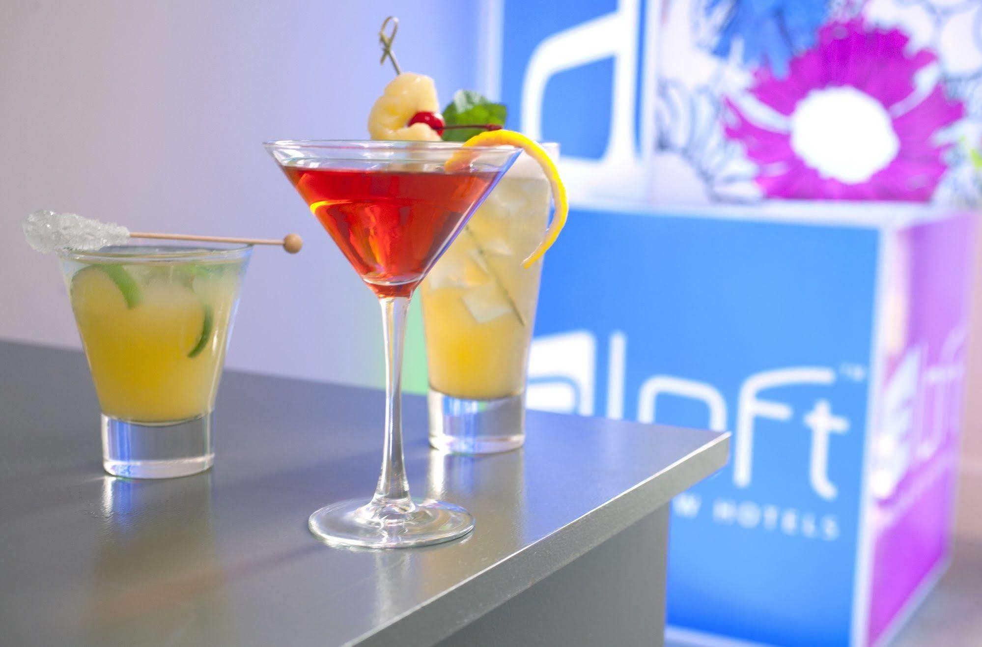 Aloft Montreal Airport Hotel Dorval Bagian luar foto